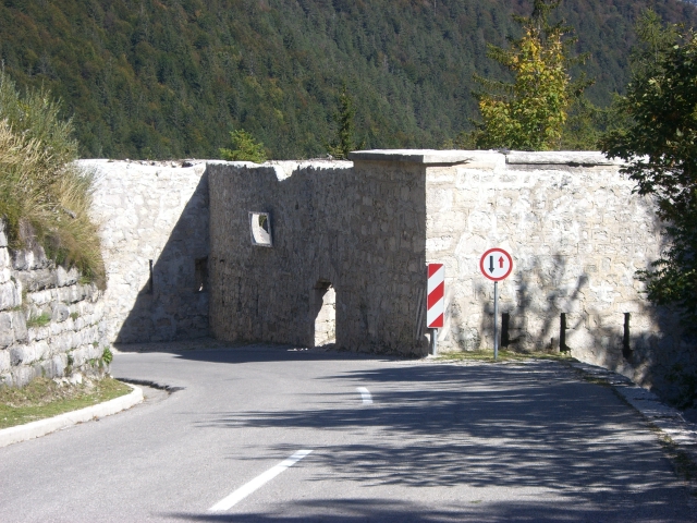 Kleiner Teil des Hauptforts bei der Slovenischen Grenze Predelpass.JPG