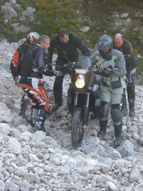 Mit Teamwork geht es über das Hindernis.JPG