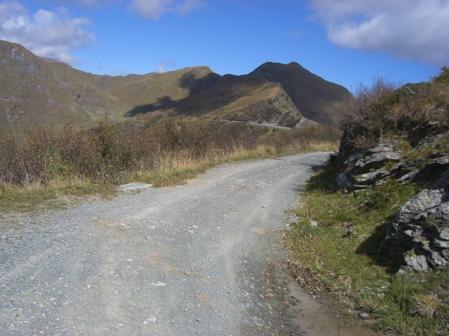 Nicht schwer zu fahrender Schotter Panoramica delle Vette.JPG