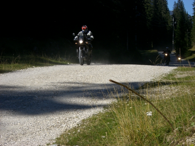 Robert auf seiner Schwarzen 950er.JPG