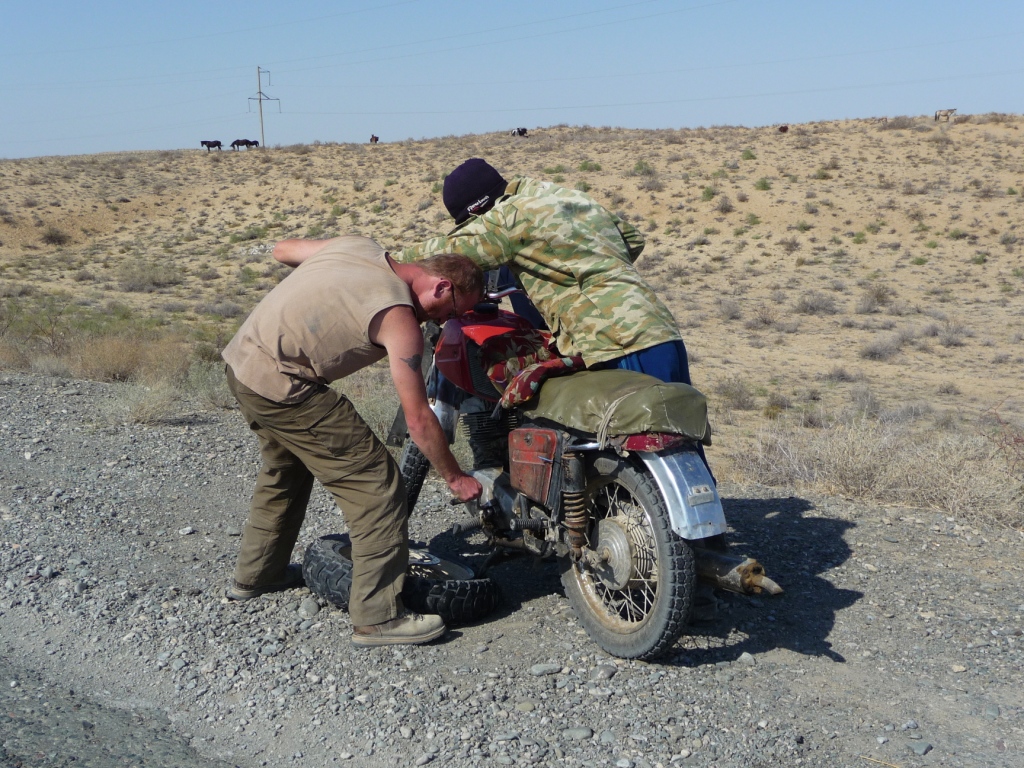 36Kasachstan Bikerfreund auf seiner Isch.JPG