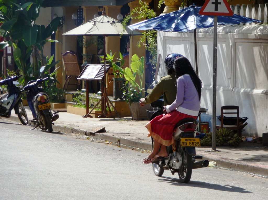 67Laos Damensitz.JPG