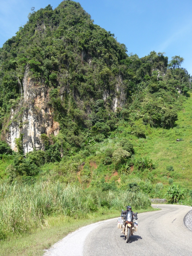 71Laos Hauptstrasse.JPG