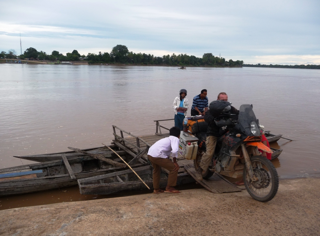 79Laos Mekong-Faehre.JPG