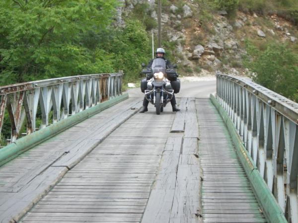 Groe GS auf kleiner Brcke