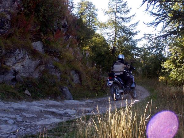 Teilweise liegt der Unterbau mit "Felsklippen" frei. Alpenfreund meistert es souverän!