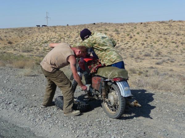 36Kasachstan Bikerfreund auf seiner Isch.JPG