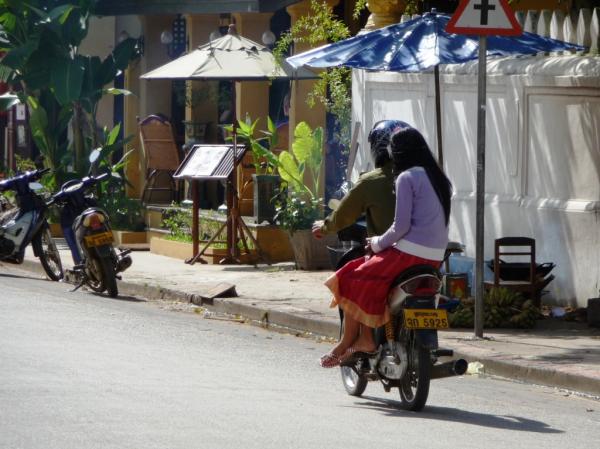 67Laos Damensitz.JPG