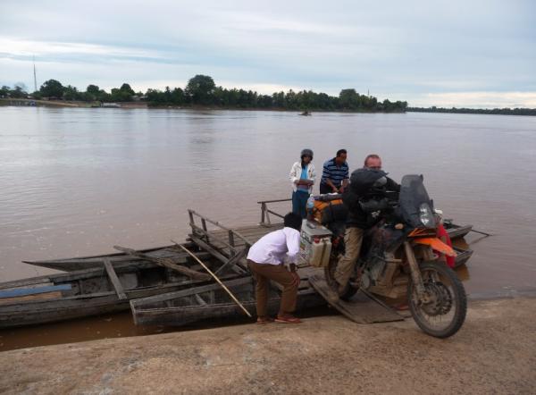 79Laos Mekong-Faehre.JPG