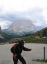 verrückter Biker - im Hintergrund der Langkofel