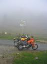 auf 1680m. Der Pass lag in dichten Wolken, Mitte Oktober üblich.