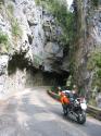 Geniale Felsentunnel beim Abstieg vom Col du Pradel.