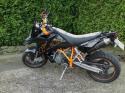 Änderungen:

16er Ritzel
MIVV Carbon
Sommerdoors (2x)
Epc Stopfen
Drehzahlmesser
Pretenderheck
Felgenrandaufkleber orange
Kettenabdeckung Carbon
Koti vorne Carbon von Akra
Acerbis Handguards orange (Rally 2)
KTM Sturzpads (vo+hi)
Lenkerpad orange
Windschild (braun, groß)
Motorradverbandstasche :grins:


Zukunft:
LED Blinker vo+hi
LED Rücklicht
Bremsflüssigkeitsbehälter vorne (Alu, schwarz)